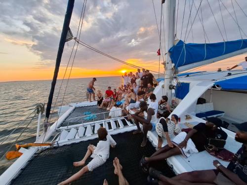 Houmt Souk Boat Rental | Balade de 3 heures en Catamaran de Luxe djerba