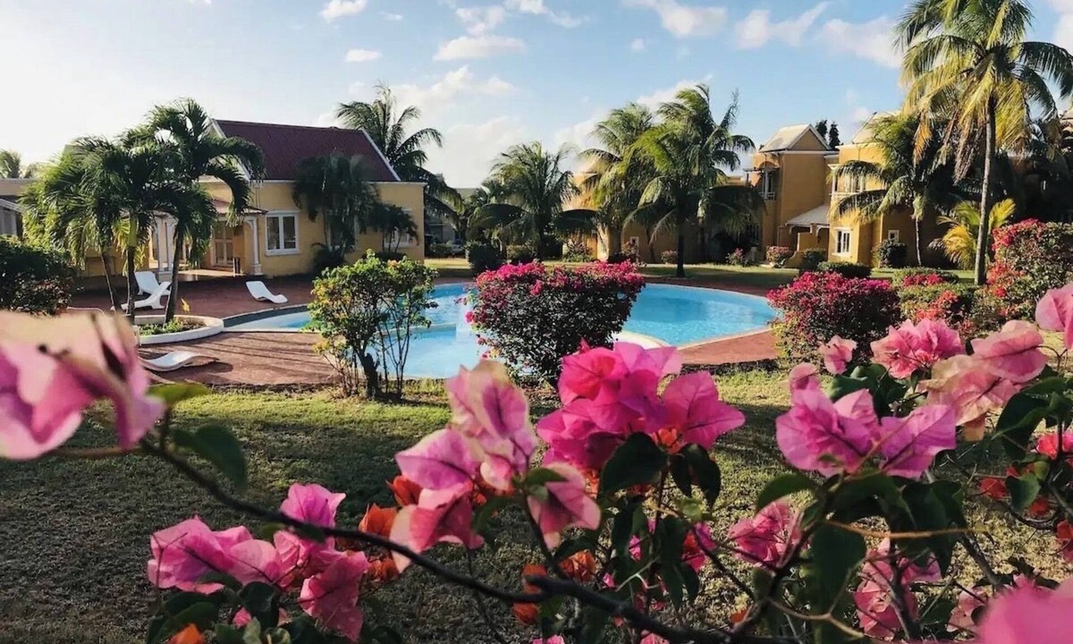 Albion House | Beautiful Secure Villa with Pool & Tropical Garden