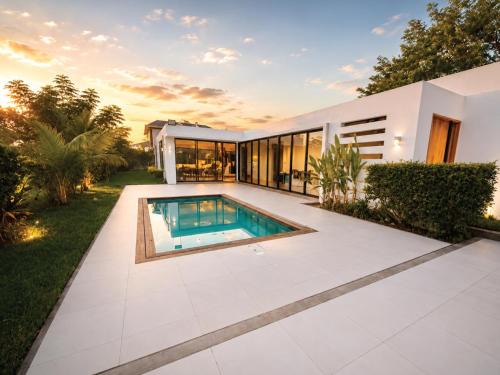 Balaclava Villa | Family Villa with Pool near Beach & Market