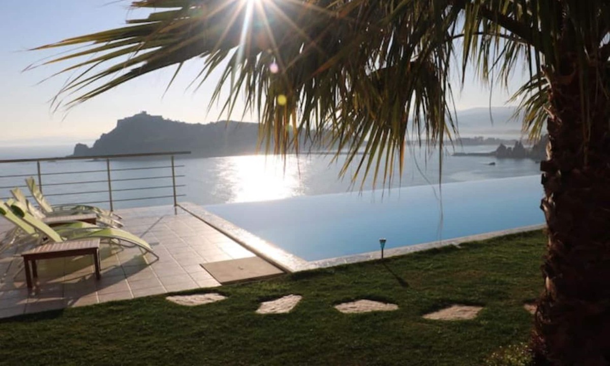 Tabarka House | First-line guest house breathtaking view