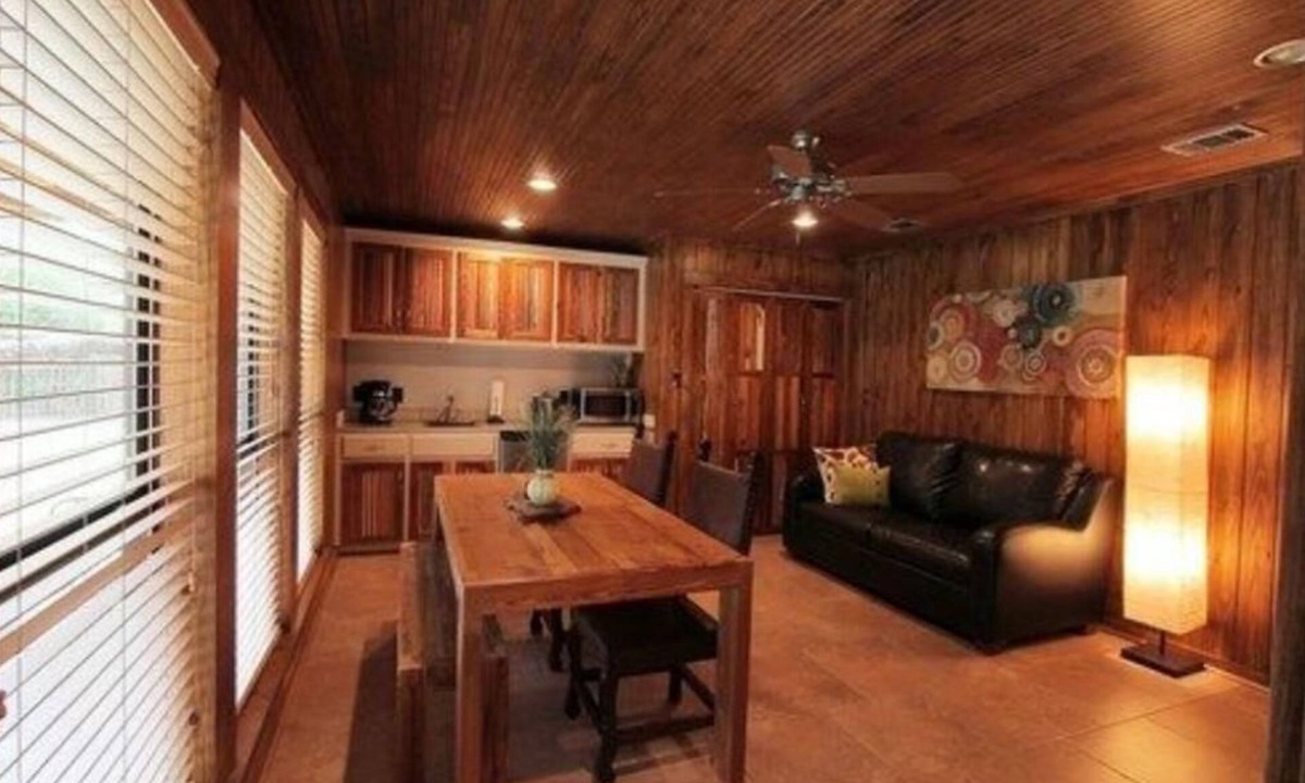 Uvalde Bed & Breakfast | Live Oaks Bed and Breakfast