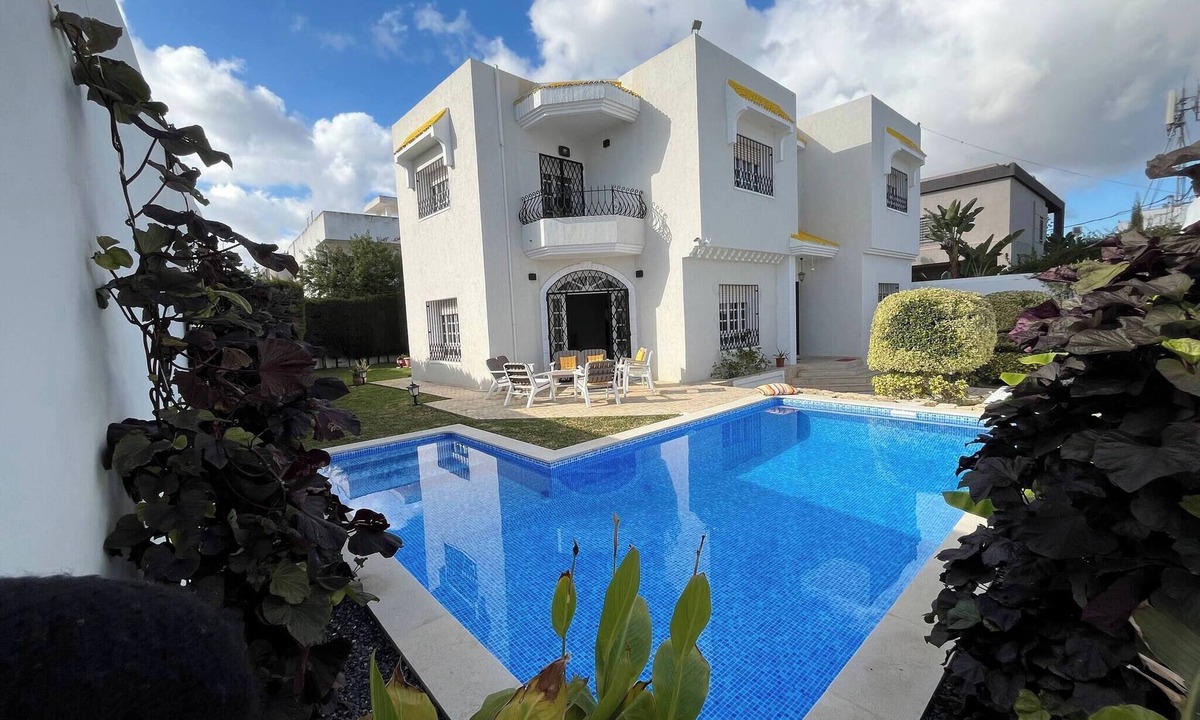 La Soukra Villa | Luxurious Villa with Pool in La Soukra, Ariana