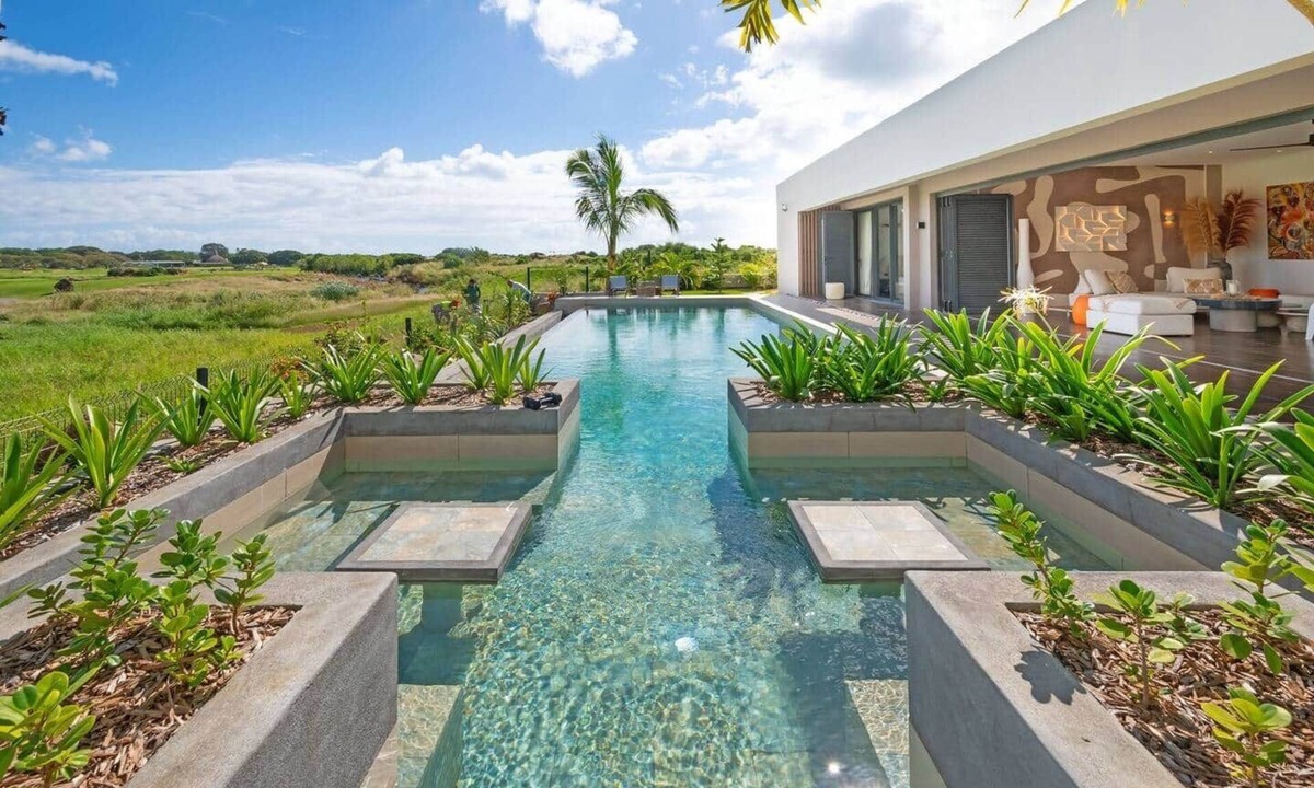 Mont Choisy Villa | Luxury Oasis with Infinity Pool & Golf Course View