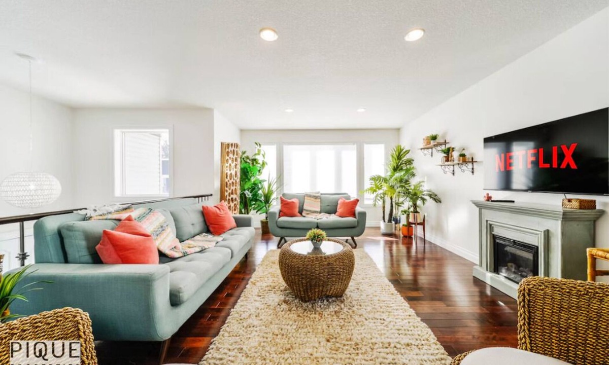 Jasper Place House | Spacious 6BDR Oasis - Sleeps 17 - Garage - Fireplace