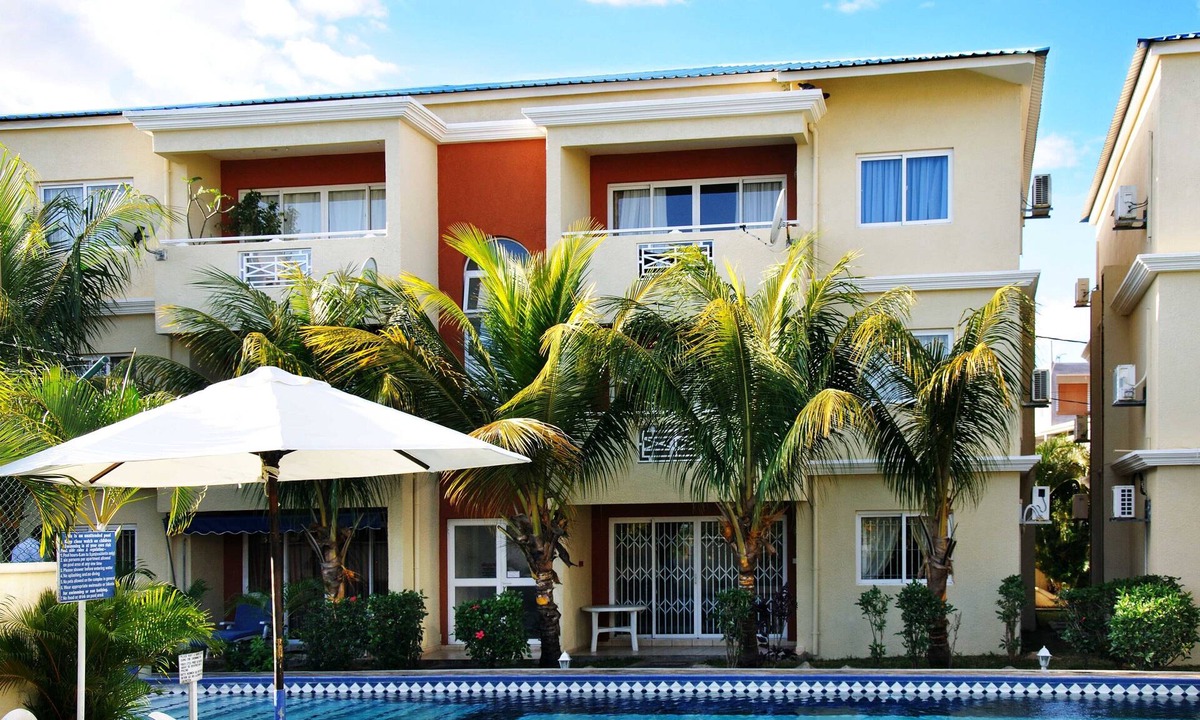 Flic-en-Flac Apartment | Top-Floor 2BR 2BTH Apartment | Large Pool View | 10 Min Walk to Beach