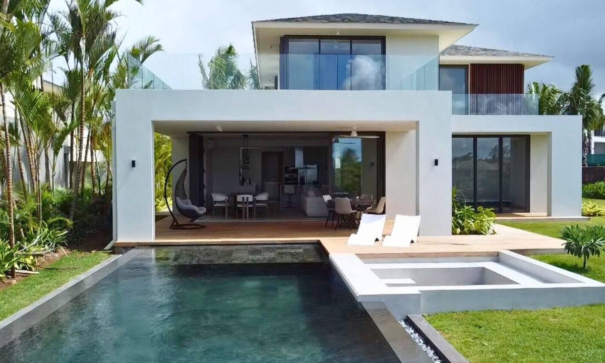 Roches Noires Villa | Villa Azuri - with a private pool and garden