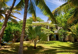Charming Villa Pointe D'Esny feet in the water on garden and beach, quiet, wifi