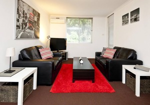 Cute and affordable park side accommodation Queen bed, free parking, free wifi in Daglish