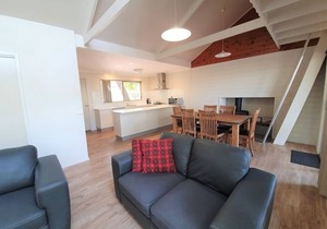 Fabulous self contained lakeside accommodation in a natural bush setting in Forge Creek
