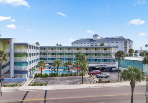Pelican Pointe 112:Walk to Beach~Pool~Free Parking in Clearwater Beach