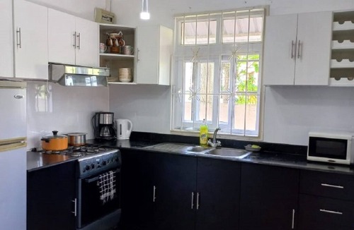 Blue Bay Apartment | AVA Beachhouse Apartment- 5 mins walk from the beach