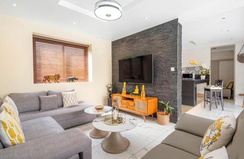 Balaclava House | Balaclava Star, luxury 5BR villa with pool by IHR