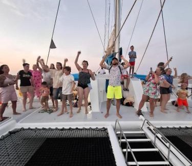 Houmt Souk Boat Rental | Balade de 3 heures en Catamaran de Luxe djerba