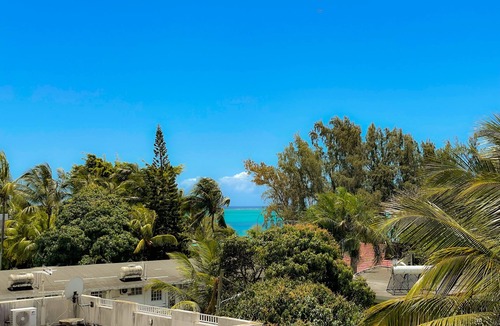 Mont Choisy Apartment | Beach Walk Apartment with Private Garden & Wifi