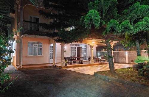 Mont Choisy Apartment | Beach Walk Apartment with Private Garden & Wifi