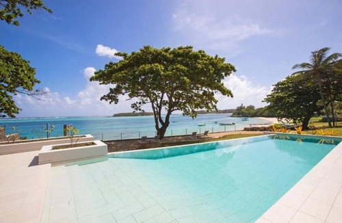 Plaine Magnien Apartment | Blue Bay Luxury Penthouse offers stunning seaview and direct beachfront access.