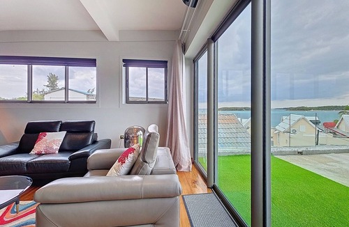 Blue Bay Apartment | Blue Waves by dodo et Croissant