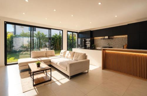 Balaclava Villa | Family Villa with Pool near Beach & Market