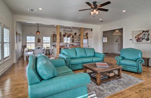 Schulenburg House | Hot Tub & Game Room! Family Schulenburg Retreat