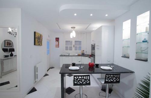 Les Berges du Lac Apartment | L'onde du Lac - chic apartment with private suite S16