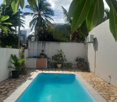 Albion Apartment | One-bedroom beach apartment, aircon,pool,WIFI