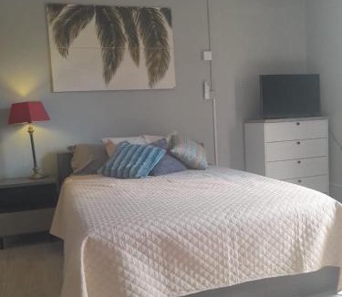Albion Apartment | One-bedroom beach apartment, aircon,pool,WIFI