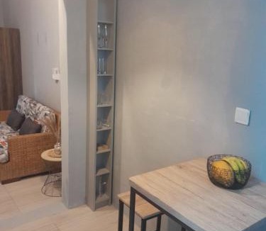Albion Apartment | One-bedroom beach apartment, aircon,pool,WIFI