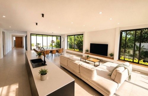 Balaclava House | Peaceful 4-bedroom house in charming Balaclava next to the Beach and Supermarket
