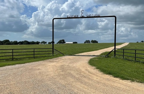 Oakland House | Ranch * Barndominium * Bass Fishing * Country Life * Family Fun * Splashway!