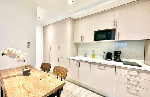 Les Berges du Lac Apartment | Sunset 101 brand new apt with gym in Lac 1