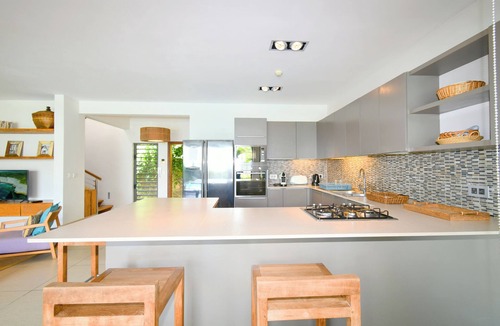 Calodyne House | The Bay Lounge – Beachfront Villa with Pool on a Peninsula ⭐