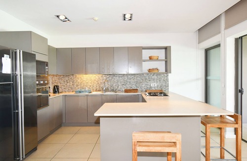 Calodyne House | The Bay Lounge – Beachfront Villa with Pool on a Peninsula ⭐