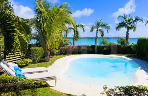 Calodyne House | The Bay Lounge – Beachfront Villa with Pool on a Peninsula ⭐