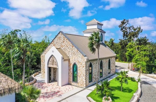 North Side Condo | The Mastic Chapel Cottage | 2BR w/Private Pool on 11 Acre North Side Estate