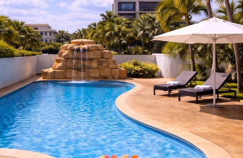 Flic-en-Flac Villa | Villa with waterfall at the pool, ideal for large families, couples and friends.