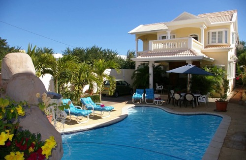 Flic-en-Flac Villa | Villa with waterfall at the pool, ideal for large families, couples and friends.