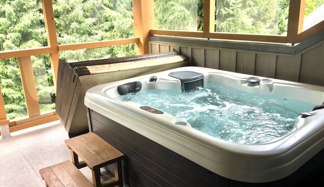 1 Bedroom Townhome With Private Hot Tub, Outdoor Pool, Free WiFi & Parking in Whistler