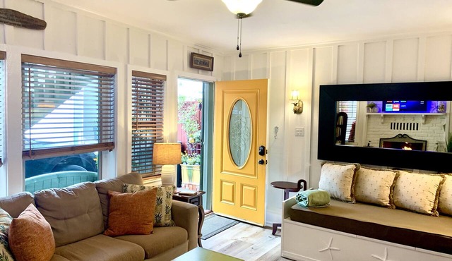 🌊 2026 @ the Pineapple Cottage. Steps to Ocean. 🌊 RELAX & ENJOY 😎the beach.⛱️🌊 in Seal Beach