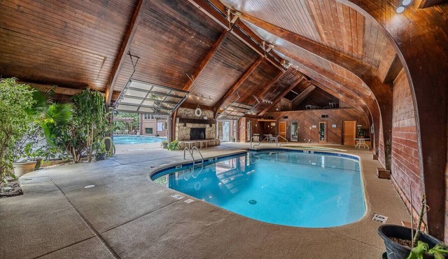 22 Mile Marker! Indoor/Outdoor Pools, Hot Tub! New in Osage Beach
