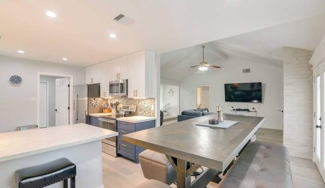30 Miles to NRG Stadium - Family Home in Houston! in Houston