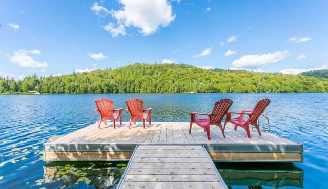 Avec son quai privé sur le lac in Saint-Adolphe-d`Howard