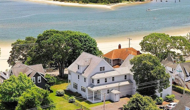 Beachfront 5BR with Ocean View, Pool Table, Arcade Game, Baby Crib in Wareham