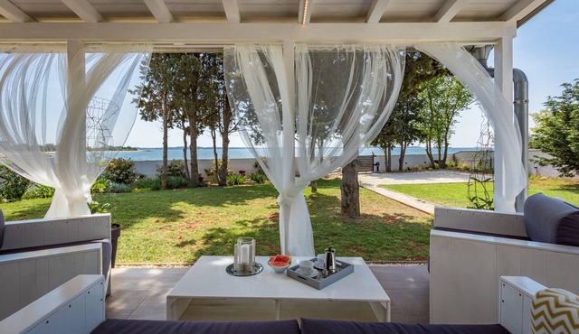 Beautiful house 20 meters from sea, free Wi-Fi in Peroj