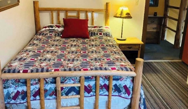 Beautiful, Quaint and Cozy Room. in Wolf Creek