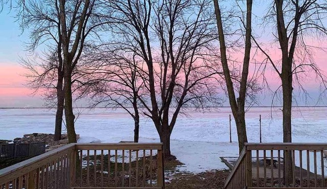 Beautifully Updated Waterfront Home! in Green Bay