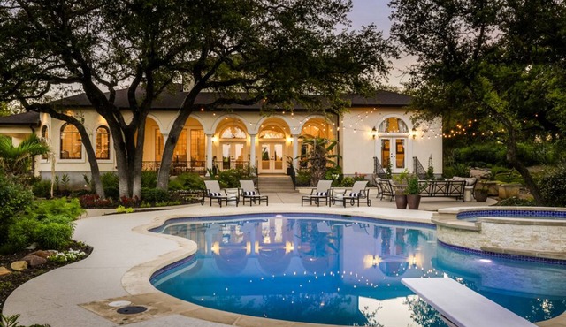Carnley House: 4000 sq ft. Huge Pool with Amazing Outdoor Space! in Georgetown