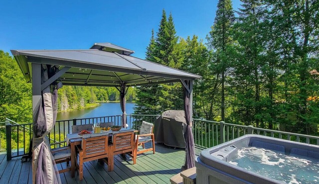 Chalet du Coeur: Spa et Vue! in Saint-Adolphe-d`Howard