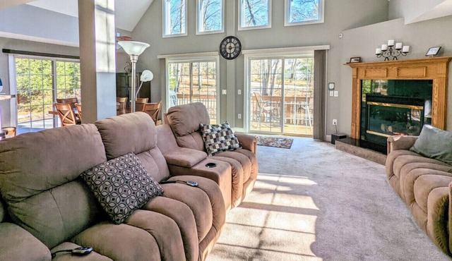 Chalet w/ Fire pit, Wrap-around Deck, Lake Access in Lake Harmony