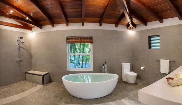 Cinnamon Room Four-Poster Bed, Freestanding Bath, Walk-In Shower & Infinity Pool