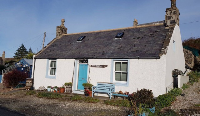 Comfortable and cosy traditional cottage wtih a stunning garden and views in Portsoy